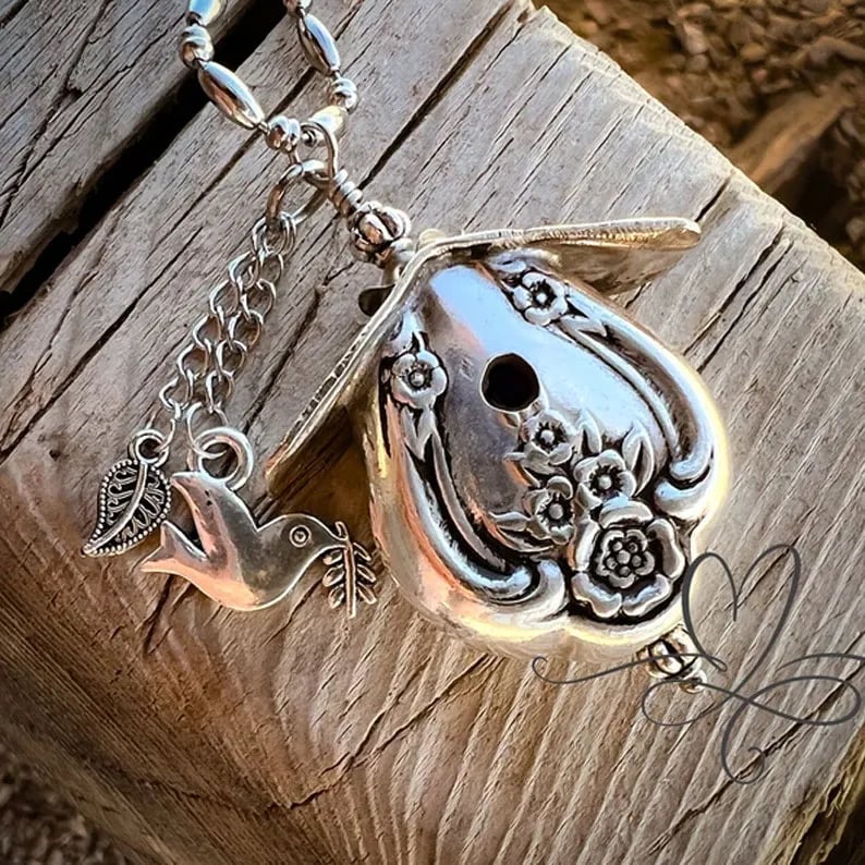 🔥⏰✨The 1951 "Magnolia" Birdhouse Necklace