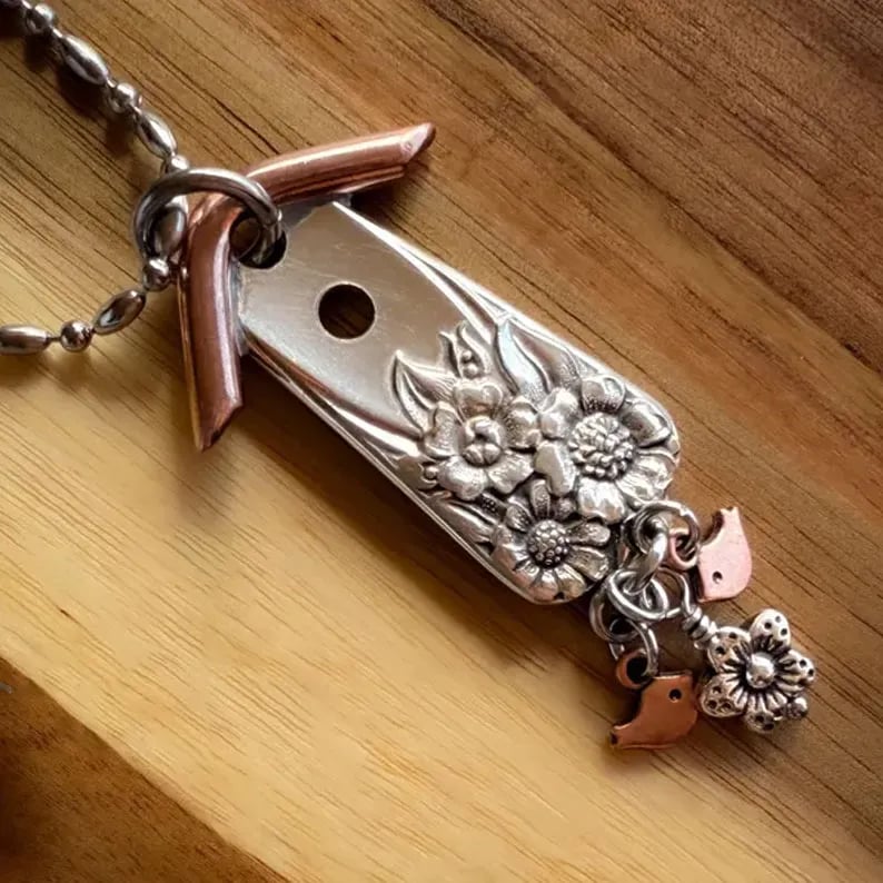 🔥⏰✨The 1951 "Magnolia" Birdhouse Necklace